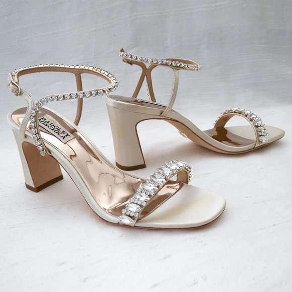 Badgley Mischka Marilee, Ivory Block Heel Wedding Sandals NWT - Picture 2 of 3
